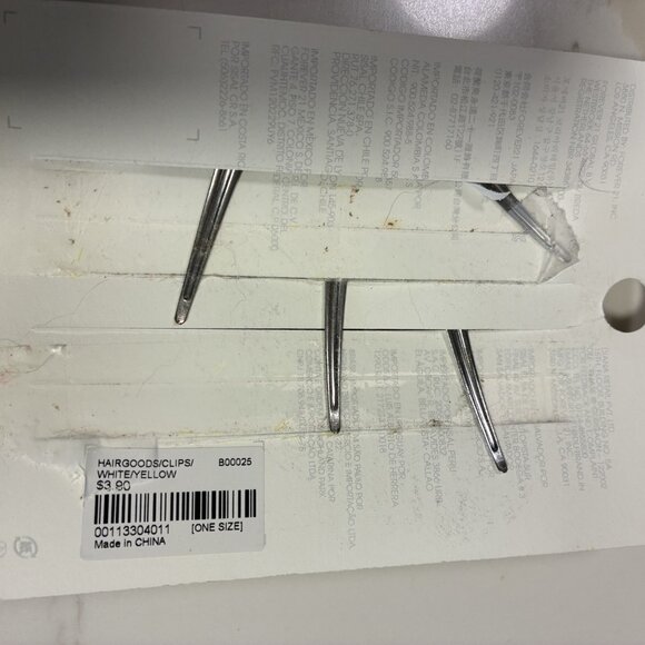 Cat earrings & daisy hairclips NWT. - Picture 5 of 5